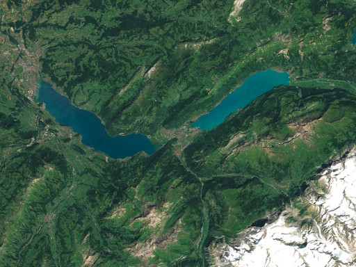 Comparison between raw Sentinel-2 data (with clouds) and Sentinel-2 cloudless